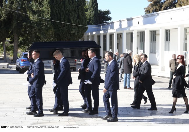 Τελευταίο αντίο στον Αντώνη Καρατζόπουλο που σημάδεψε τον ελληνικό κινηματογράφο - Ποιοι έδωσαν το παρών στην κηδεία [εικόνες]