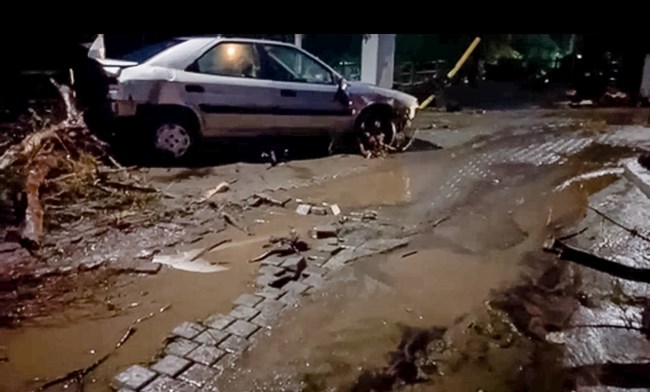 Στο έλεος της κακοκαιρίας η Λακωνία: H ΕΜΑΚ διέσωσε οικογένεια, κατέρρευσε μαντρότοιχος σε σχολείο [εικόνες - βίντεο]