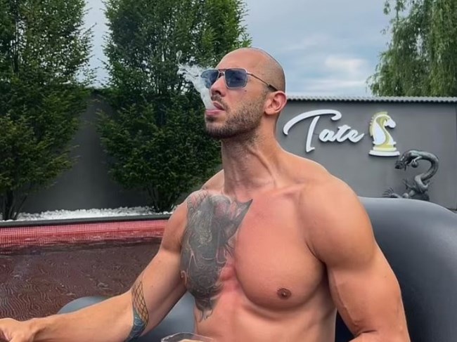 Αποκαλύψεις σοκ για τον υπόδικο influencer Αντριου Τέιτ: "Λατρεύω να σε βιάζω", έγραφε σε γυναίκα που είχε κακοποιήσει