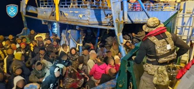 Σε άθλιες συνθήκες οι μετανάστες που διασώθηκαν στη Γαύδο - 545 άνθωποι σε ένα πλοιάριο [φωτογραφίες]