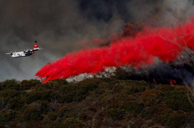Φωτιές στο Λος Άντζελες: Τι είναι το Phos-Chek, η κόκκινη και ροζ σκόνη που ρίχνουν τα αεροπλάνα και "πνίγει" τα πάντα