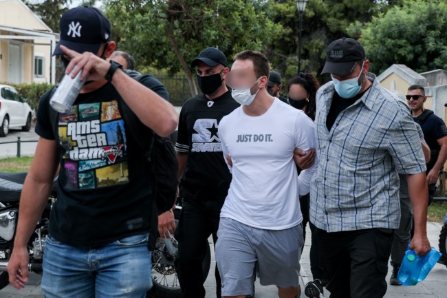 Ληστεία στη Μητροπόλεως: Έβρισε και έφτυσε τους δημοσιογράφους ο 33χρονος "αναρχοληστής" με το τατουάζ  [Βίντεο]