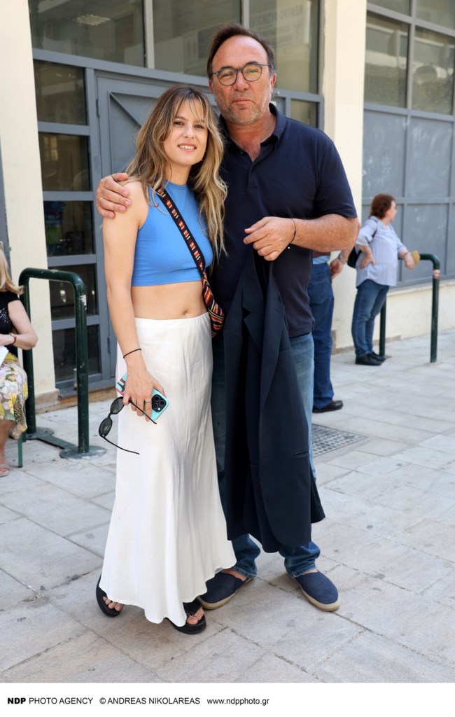 Μακρυμαλλούσα με cropped top και χαμηλόμεση φούστα: Η σπάνια εμφάνιση της Σοφίας Κόκκαλη μαζί με τον πατέρα της Πέτρο Κόκκαλη