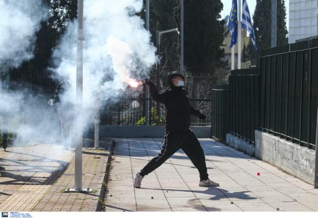 Επεισόδια στο υπουργείο Παιδείας: Πετροπόλεμος και χημικά μεταξύ μαθητών και αστυνομικών