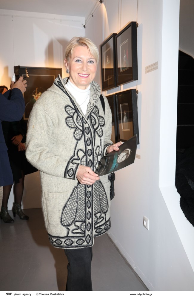 Νατάσα Παζαΐτη: Η εμφάνιση σε έκθεση ζωγραφικής με πλεκτό πανωφόρι και puffer bag