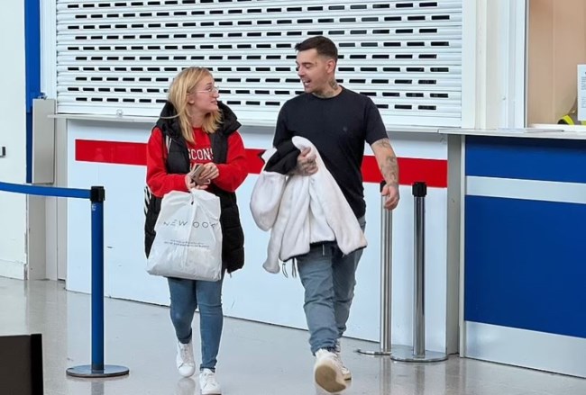 Οριστικό τέλος στην εξωσυζυγική σχέση της "αντροχωρίστρας" Ουκρανής με τον Άγγλο σεκιουριτά - Επέστρεψε στην Ουκρανία