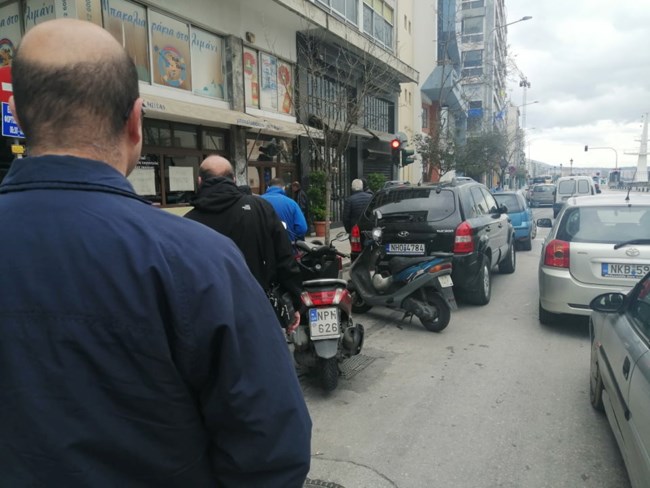 25η Μαρτίου: Ουρές στη Θεσσαλονίκη για μπακαλιάρο [Εικόνες]
