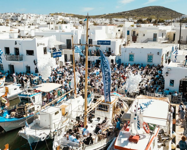 Γλέντι στο Λιμανάκι της Νάουσας – Η Πάρος γιόρτασε το Πάσχα με μουσική, χορό και Grey Goose Altius