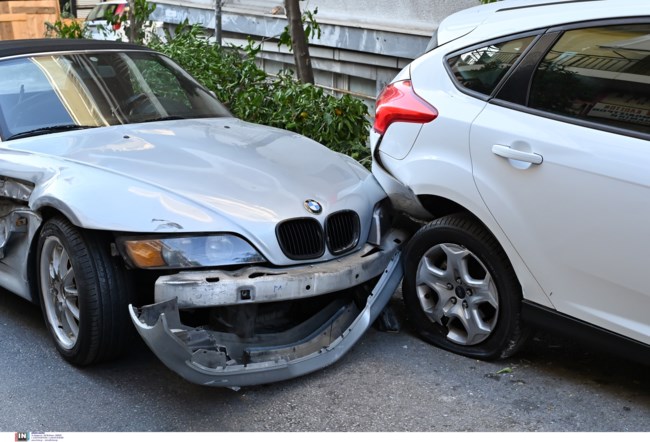 Τροχαίο στη Νίκαια: Λεωφορείο συγκρούστηκε με ΙΧ και έπεσε σε σταθμευμένα αυτοκίνητα