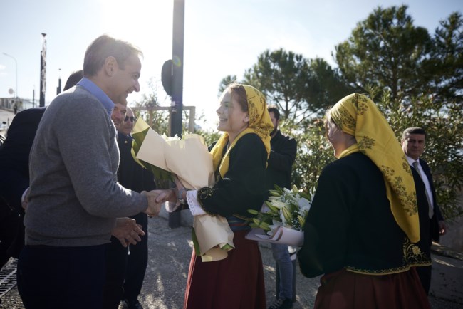 Θερμή υποδοχή Μητσοτάκη στη Χειμάρρα με τον Πύρρο Δήμα: Μεγάλη τιμή που είμαι ο πρώτος Έλληνας πρωθυπουργός εδώ