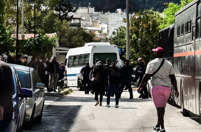 Κατηγορούνται για κακούργημα και οκτώ πλημμελήματα οι "έξι" για την εισβολή στη Νομική - Βίντεο με την επιχείρηση της ΕΛΑΣ