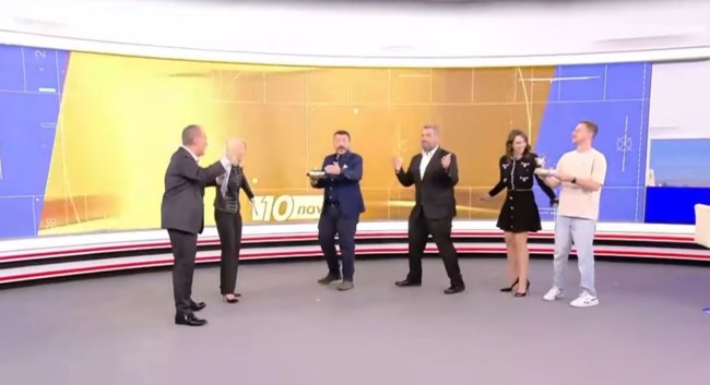 Μίνα Καραμήτρου: Με εκπλήξεις και γενέθλια άρχισε η εκπομπή - Δυο τούρτες, ευχές και αγκαλιές στο πλατό [βίντεο]