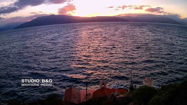Ναύπλιο: Το μικρό εκκλησάκι του Αγίου Νικολάου που είναι φτιαγμένο από... κρασί - Μέσα στα βράχια [εικόνες]