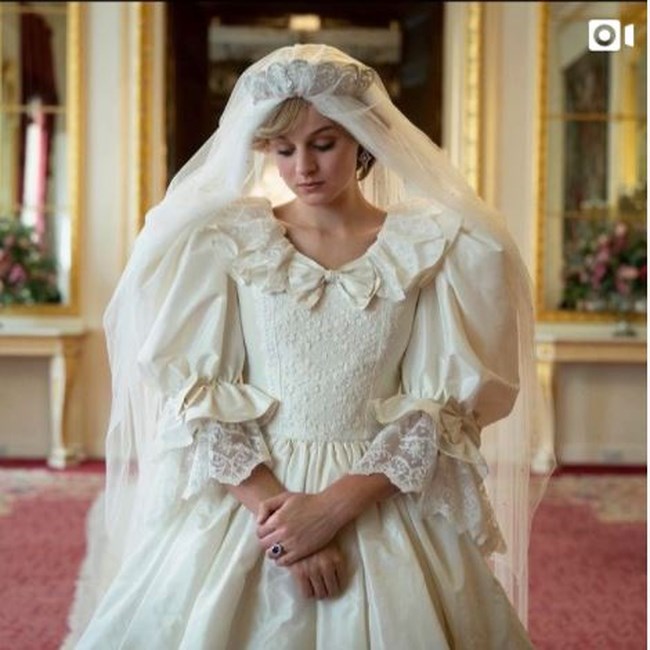 Έμα Κόριν - The Crown: Η πρόβα νυφικού και το making of της τεράστιας ουράς