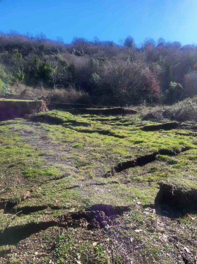 Ιωάννινα: Εκτεταμένη καθίζηση εδάφους στο χωριό Μικροσπηλιά Τζουμέρκων [εικόνες]