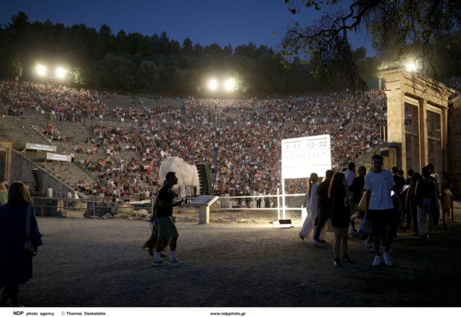Δημοσιογράφος του Guardian πήγε στην Επίδαυρο και γράφει για τις παραστάσεις - "Νόμιζα ότι θα πετούσαν μπουκάλια"