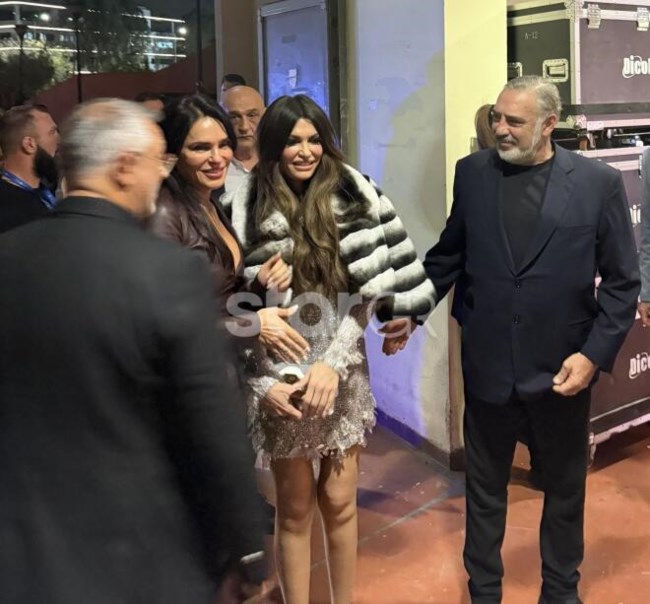 Κίμπερλι Γκίλφοϊλ: Με μίνι ασημί τουαλέτα στο MadWalk 2025, μαζί με τη Σίλια Κριθαριώτη