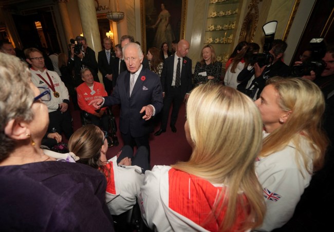 Κορυφαία Βρετανίδα αθλήτρια πήγε στο παλάτι ντυμένη βρετανική σημαία: Η συνάντηση με τον Κάρολο και το ιδιαίτερο look της