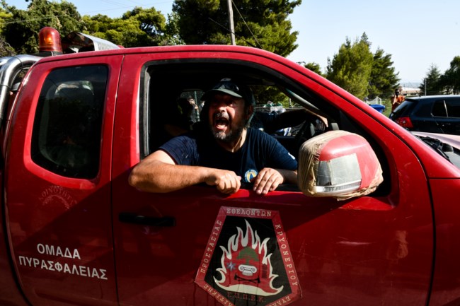 Φωτιά σε Δροσοπηγή και Κρυονέρι - Αξιωματικοί σε πολίτες και δημοσιογράφους: "Αποχωρήστε, κινδυνεύετε"