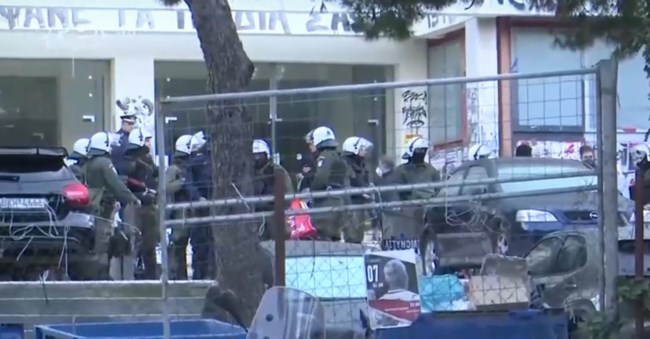 Ζωγράφου: Ρόπαλα, καμένη σημαία και χημικές χειροβομβίδες δακρυγόνου βρήκε η ΕΛΑΣ στην Πανεπιστημιούπολη