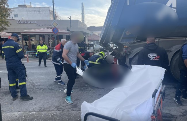 Λάρισα: Νεκρή γυναίκα που παρασύρθηκε από φορτηγό [εικόνες]
