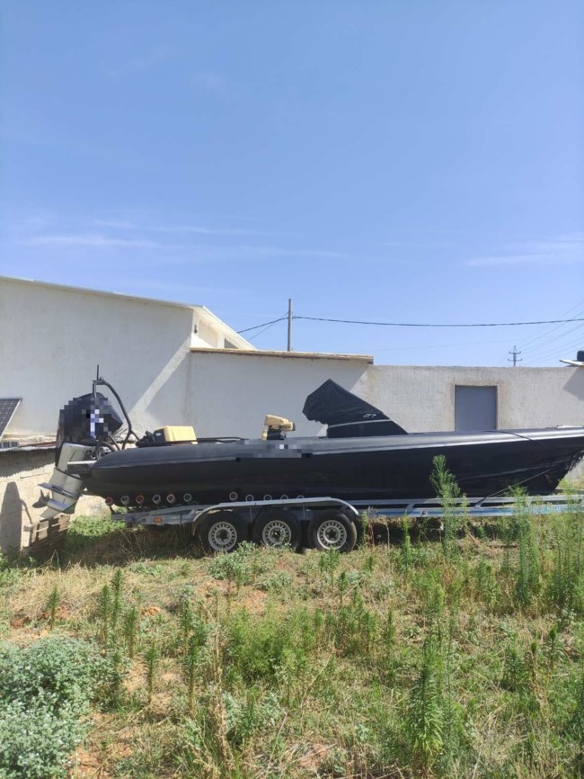 Κλεμμένο σκάφος από τη μαρίνα της Βουλιαγμένης βρέθηκε στα Άνω Λιόσια μαζί με μίνι οπλοστάσιο [εικόνες]