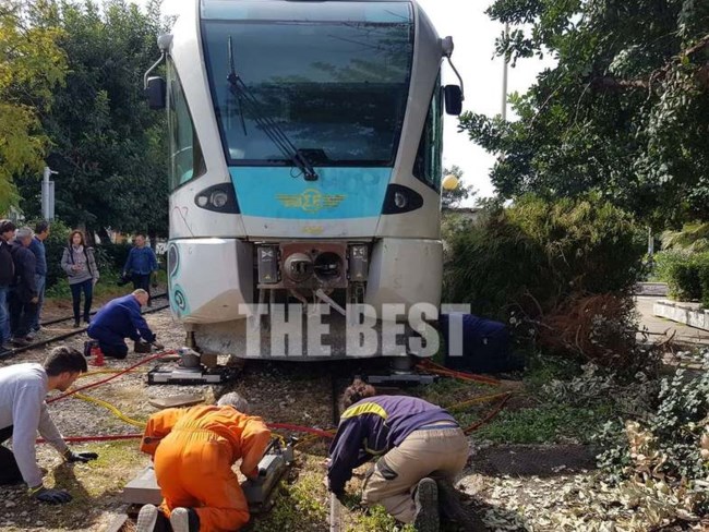Eικόνες από τον εκτροχιασμό συρμού του προαστιακού