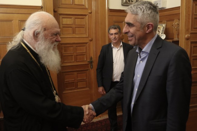 Ο Γιώργος Τσίπρας διαφωνεί με τα "θαύματα" του Κασσελάκη, αλλά ζητά την ευχή και την ευλογία του Ιερώνυμου