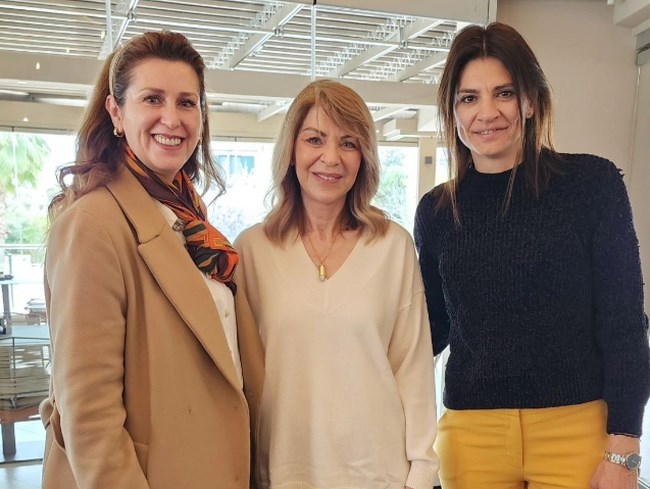 Τέλος το ξανθό για την Έλλη Στάη: Η εμφάνιση με νέο χρώμα στα μαλλιά της και το athleisure look της