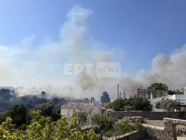 Μάχη με τις φλόγες στα Κύθηρα: Μπαράζ μηνυμάτων 112 για εκκενώσεις - Ανεμοι 6 μποφόρ
