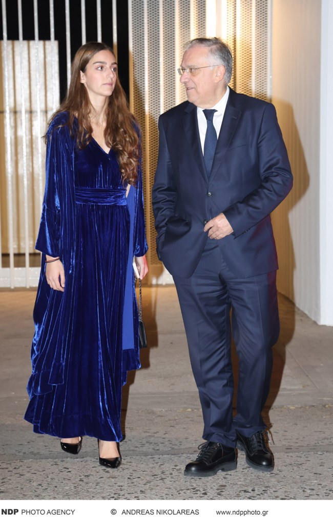 Η κόρη του Θεοδωρικάκου με μπλε βελούδινο φόρεμα - Συνόδεψε τον πατέρα της σε δεξίωση