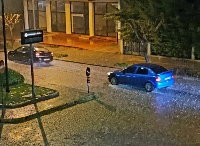 Κακοκαιρία: "Ποτάμια" οι δρόμοι στα Τρίκαλα - Το "έστρωσε" με χαλάζι [Εικόνες - Βίντεο]
