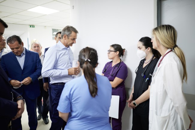 Στο Ιπποκράτειο ο Μητσοτάκης: Επιθεώρησε τις εργασίες αναβάθμισης και μίλησε με γιατρούς και ασθενείς