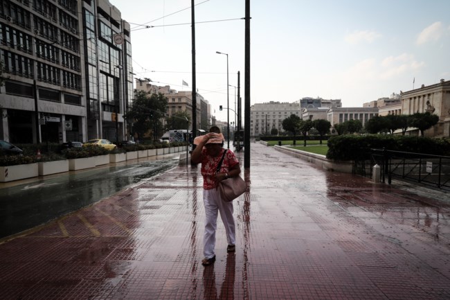 Μετά τον καύσωνα, η καταιγίδα: Μπουρίνι αυτή την ώρα στην Αθήνα [εικόνες]