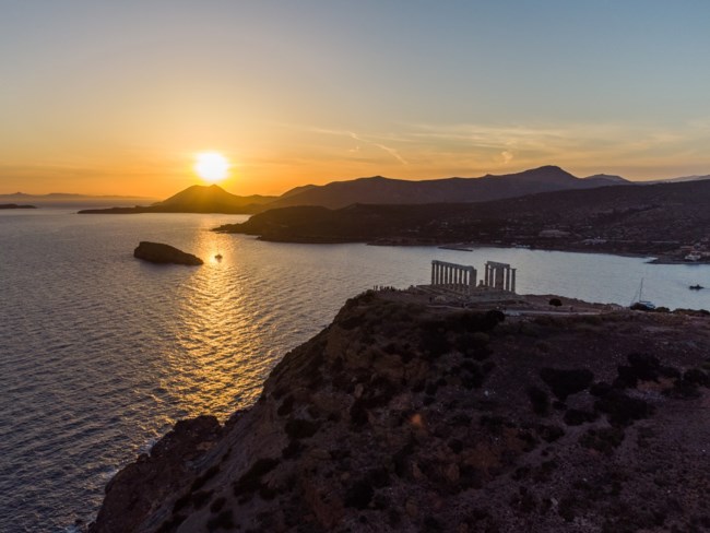 Για όσους ξέμειναν στην Αθήνα: Τρεις ιδανικές παραλίες λίγη ώρα από το κέντρο της πόλης