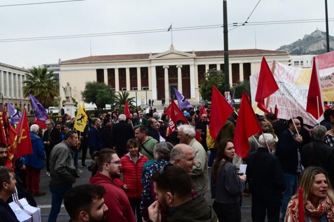 Πλήθος κόσμου στο κέντρο της Αθήνας για την Εργατική Πρωτομαγιά - Ολοκληρώθηκαν οι πορείες [εικόνες-βίντεο]