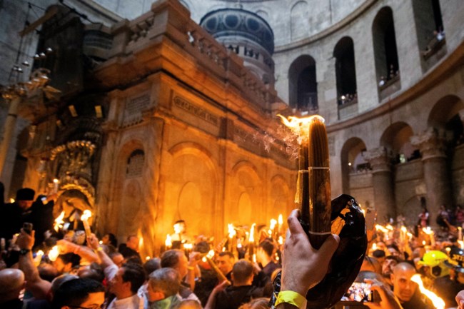 Το Αγιο Φως παραδόθηκε στην ελληνική αποστολή - Σε κλίμα κατάνυξης και λαμπρότητας