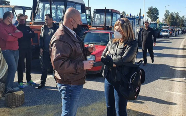 Η βουλευτής του ΠΑΣΟΚ Λιακούλη "ευλογεί" τα μπλόκα των αγροτών και προκαλεί αντιδράσεις- Το σχόλιο Ανδρουλάκη