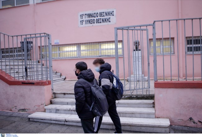 Κεραμέως: Στο τραπέζι η επέκταση του σχολικού έτους- Τι θα γίνει με την ύλη, σκέψεις για αναβολή των προαγωγικών εξετάσεων