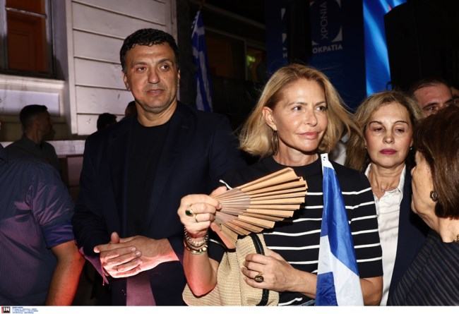 Τζένη Μπαλατσινού: Με μαρινιέρα και ψηλόμεσο τζιν στην Αθήνα με τον Βασίλη Κικίλια