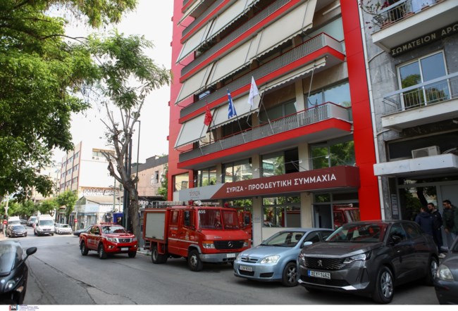 "Μας κάψατε στο Μάτι, έτσι να καείτε στις εκλογές": Το υβριστικό σημείωμα με τη στάχτη στα γραφεία του ΣΥΡΙΖΑ