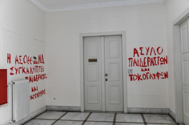 Πεδίο μάχης η ΑΣΟΕΕ: Σκληρή απάντηση της αστυνομίας στους αναρχικούς "μπετατζήδες" με τα τρυπάνια και τα σφυριά