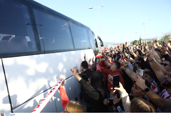 Ολυμπιακός: Ντελίριο ενθουσιασμού από τους οπαδούς - Η υποδοχή της ομάδας μετά τη θρυλική "τεσσάρα" στην Αστον Βίλα