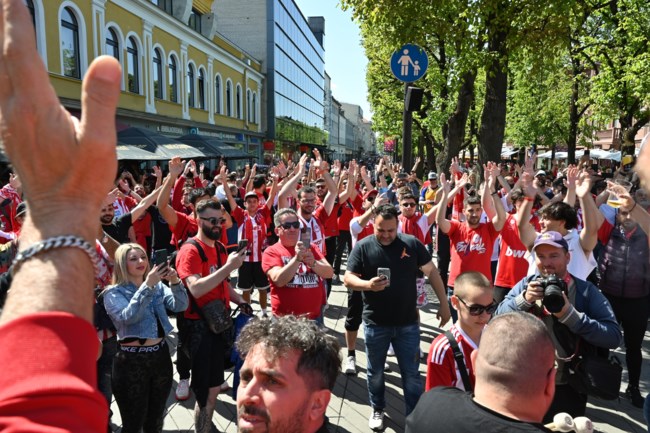 Final 4 - Euroleague: Ερυθρόλευκη τρέλα στο Κάουνας - Κατέκλυσαν τους δρόμους 8.000 φίλοι του Ολυμπιακού [βίντεο]