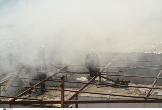 Φωτιά στον Ελαιώνα - Ξεκίνησε από κοντέινερ στη δομή μεταναστών - Διασωληνώθηκε 12χρονος με αναπνευστικά προβλήματα