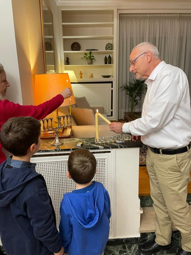 Ο πρέσβης του Ισραήλ στην Ελλάδα άναψε το πρώτο κερί του Χανουκά: 'Με την ελπίδα οι 138 όμηροι να επιστρέψουν σπίτι ασφαλείς"