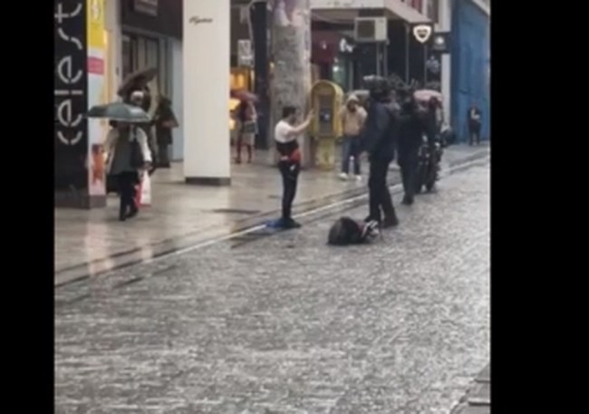 Μαχαίρωσε γυναίκα στην Ερμου
