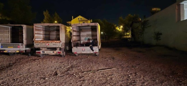 Συγκλονιστική εικόνα: Κατάκοπος πυροσβέστης ξεκουράζεται στην καρότσα αυτοκινήτου στην Πεντέλη