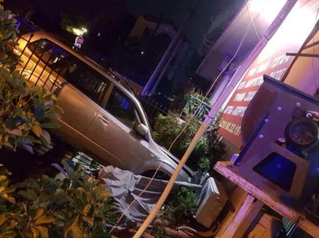 Πεντέλη: Tζιπ έπεσε σε στάση και κατέληξε σε μίνι μάρκετ - Τέσσερις τραυματίες