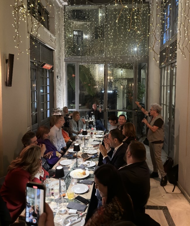 Γάμος ομόφυλων: Η στιγμή που Σακελλαροπούλου, Σκέρτσος και Πατέλης γιορτάζουν σε wine bar την ψήφιση του νομοσχεδίου